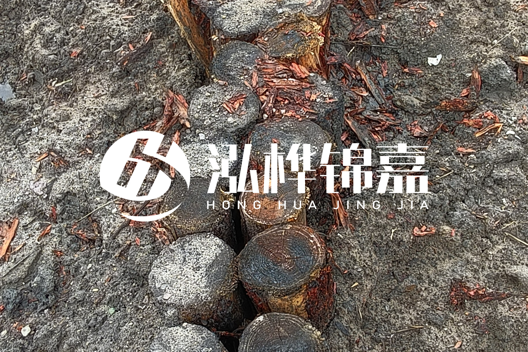 魚塘淤泥太多怎么清理？挖掘機(jī)清除淤泥的作用及方法